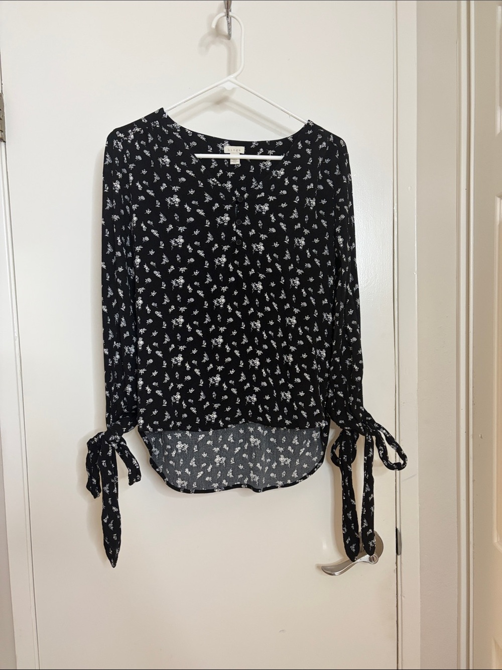 hinge Black Floral Tie-Cuff Blouse